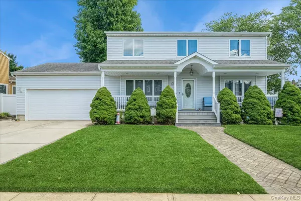 7 Beechwood PL, Massapequa Park, NY 11762