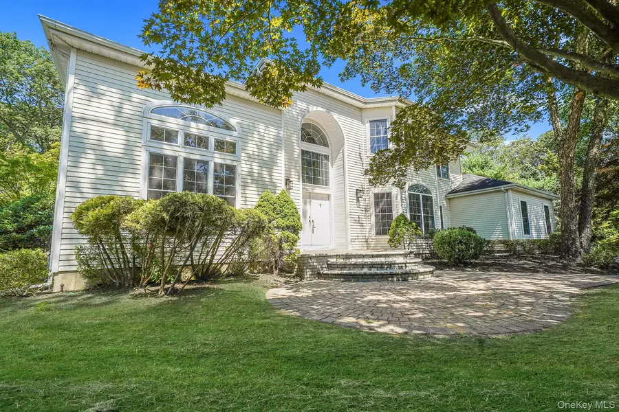 11 Cobbler LN, East Setauket, NY 11733