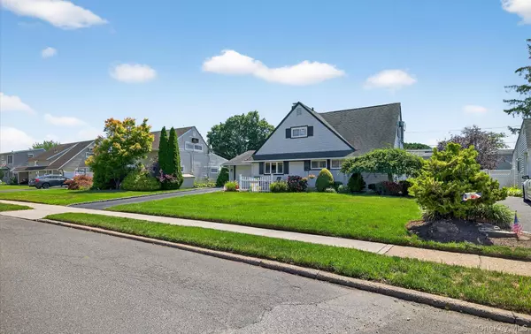 Wantagh, NY 11793,22 Twin LN