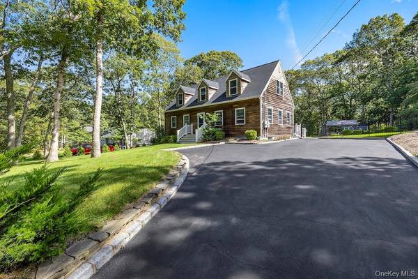 8 Bittersweet AVE, Hampton Bays, NY 11946