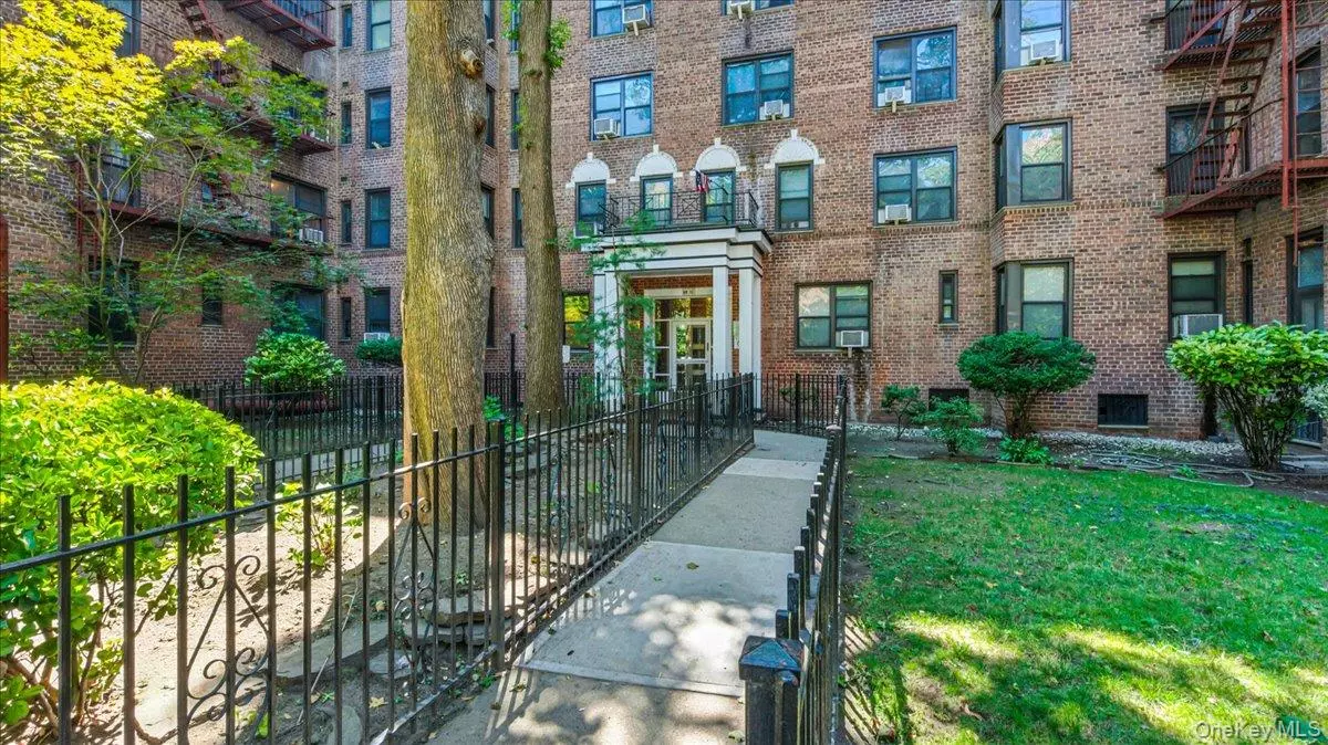 Jackson Heights, NY 11372,88-10 34Th Avenue #5C