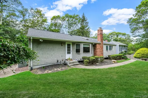 Shoreham, NY 11786,25 Woodville RD