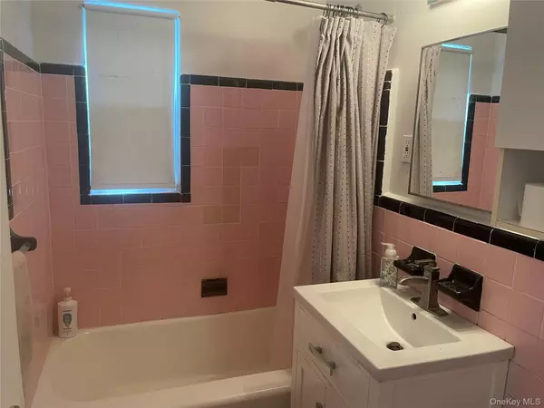 Little Neck, NY 11362,24854 Thebes AVE