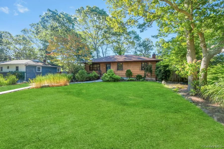 28 Beacon ST, Shirley, NY 11967