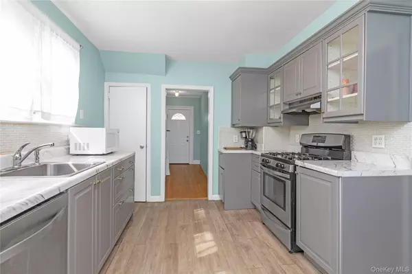Westbury, NY 11590,24 Walnut ST