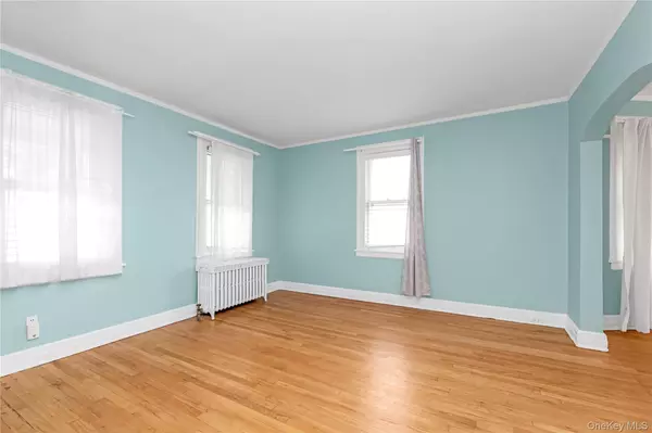 Westbury, NY 11590,24 Walnut ST