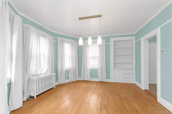 Westbury, NY 11590,24 Walnut ST