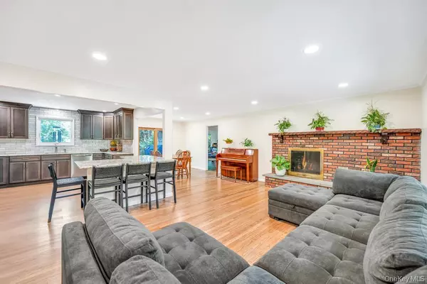 Center Moriches, NY 11934,12 Inwood RD