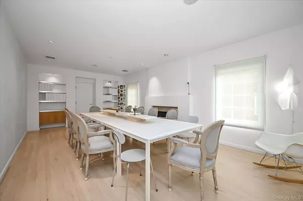 Lawrence, NY 11559,30 Beechwood DR