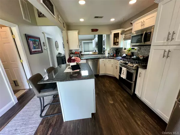 Holtsville, NY 11742,17 Timber Ridge DR