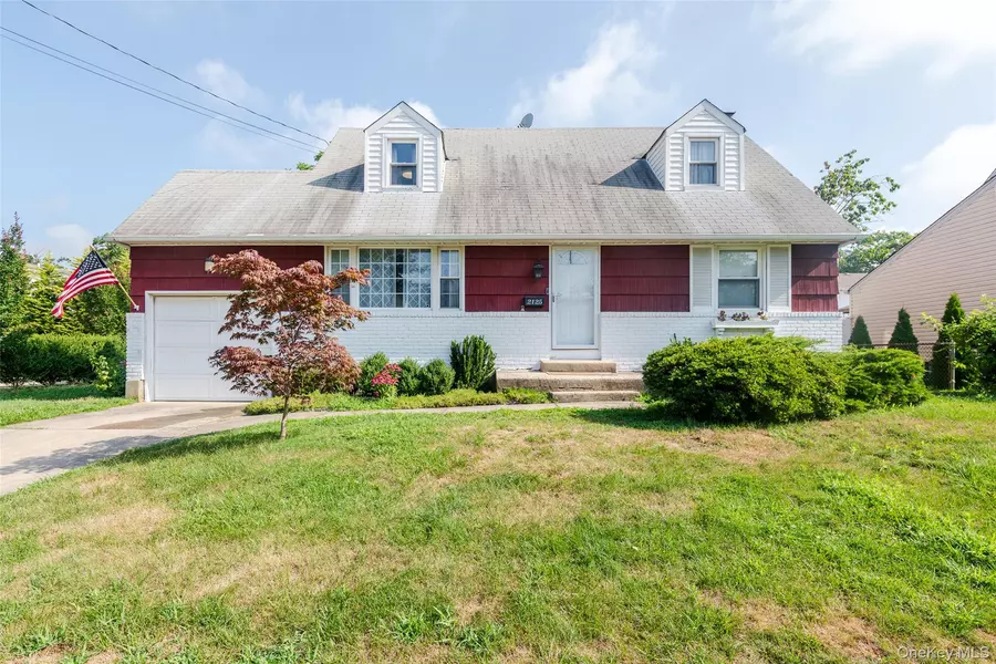 2125 Burke PL, Merrick, NY 11566