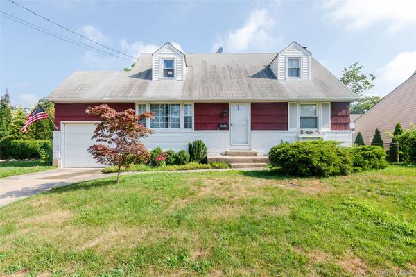 2125 Burke PL, Merrick, NY 11566