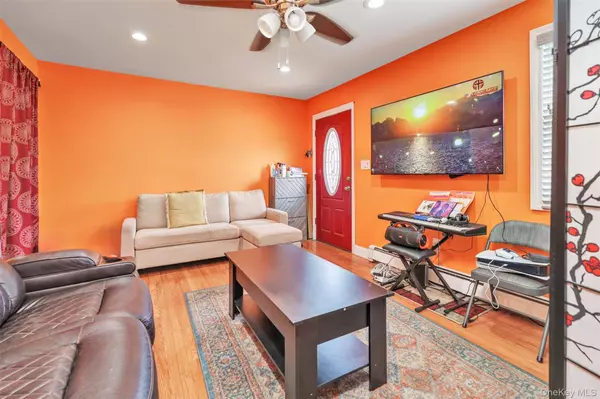Uniondale, NY 11553,737 Lowell RD