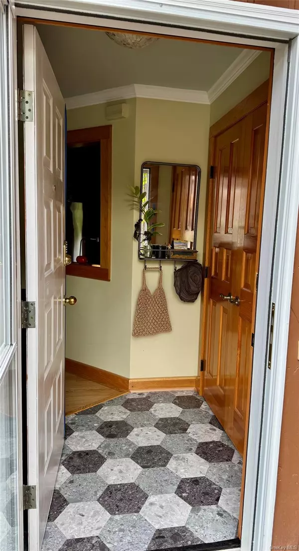 Poughkeepsie, NY 12603,172 Swan LN