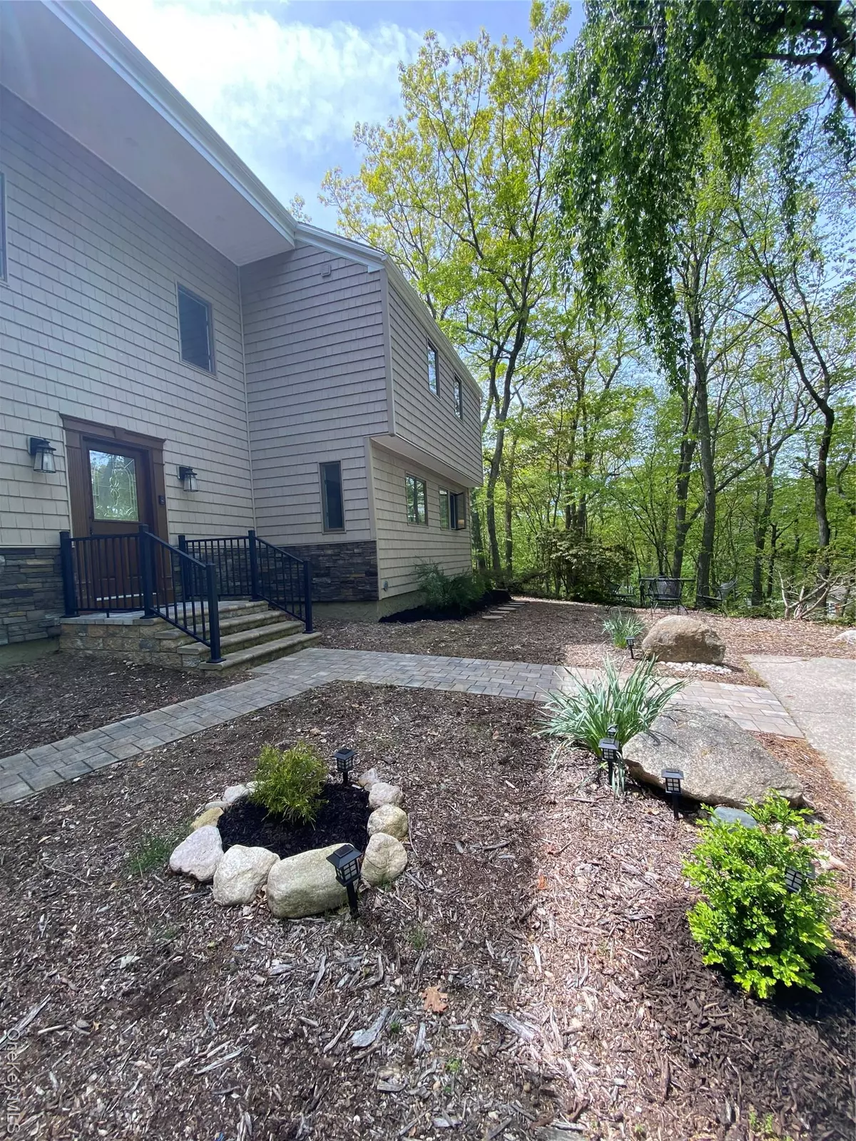 Stony Brook, NY 11790,64 HOLLOW ROAD HOLW