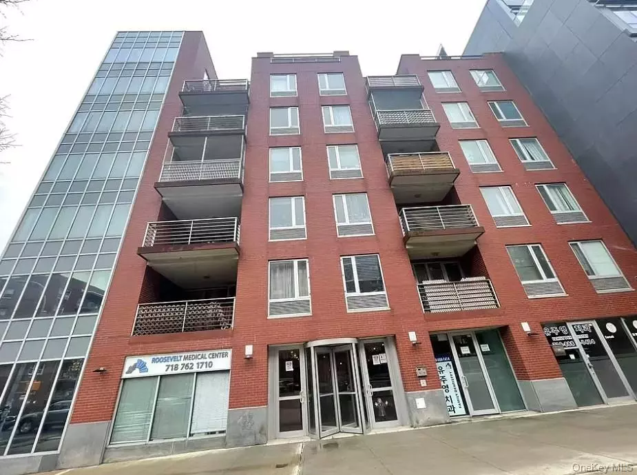 Flushing, NY 11354,38-34 Parsons Blvd #8B