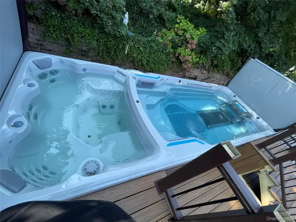 Bayville, NY 11709,19 Oak Point DR