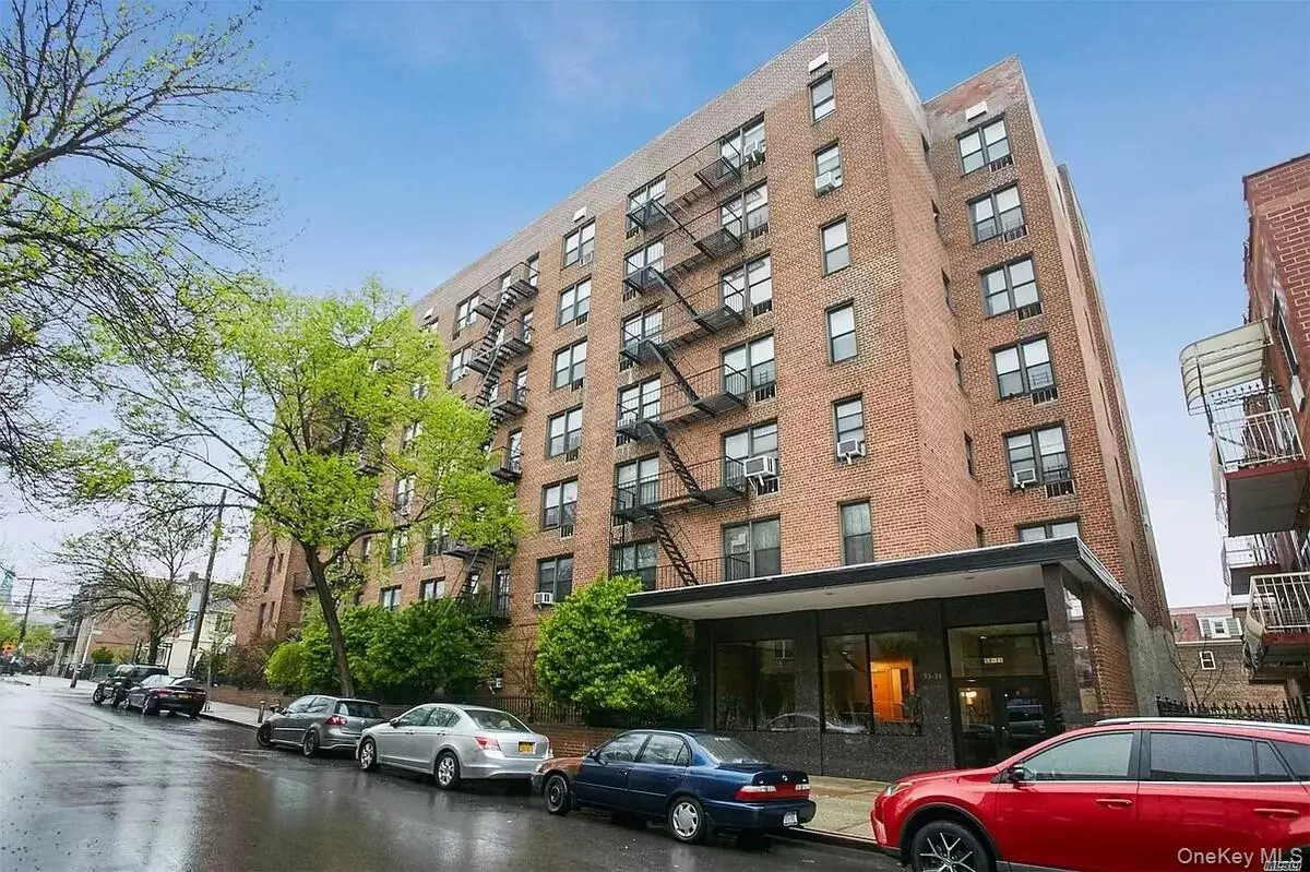 Elmhurst, NY 11373,53-11 90th ST