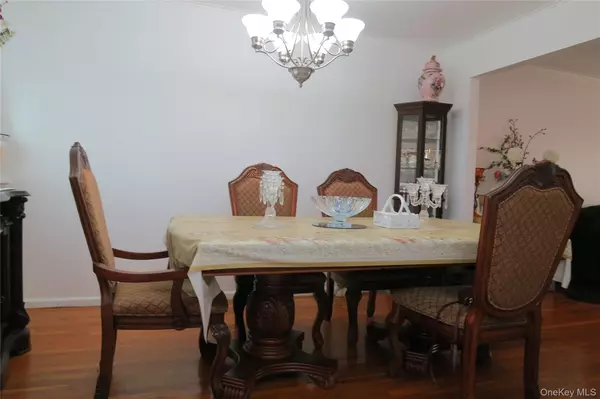 Valley Stream, NY 11580,1550 Debra PL