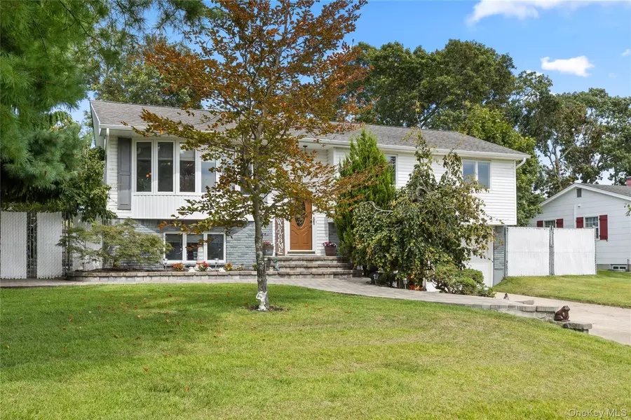 43 Tracy LN, East Islip, NY 11730