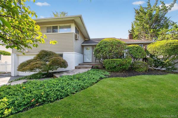 1508 Sylvia LN, East Meadow, NY 11554
