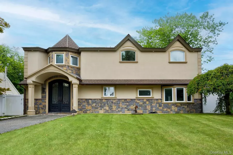 34 Bobwhite LN, Hicksville, NY 11801