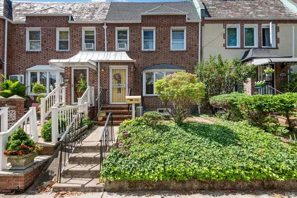 Middle Village, NY 11379,64-22 79th ST