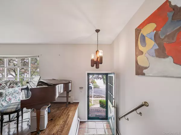 North Woodmere, NY 11581,563 Hook ST