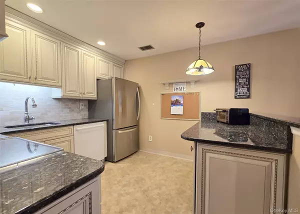Coram, NY 11727,837 Skyline DR #837
