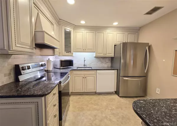 Coram, NY 11727,837 Skyline DR #837