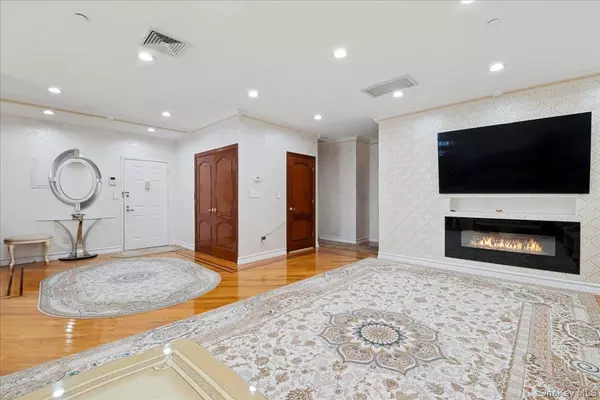 Rego Park, NY 11374,99-31 66 AVE #7B