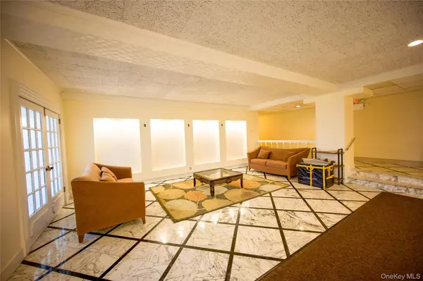 Rockville Centre, NY 11570,77 S Park AVE #c17
