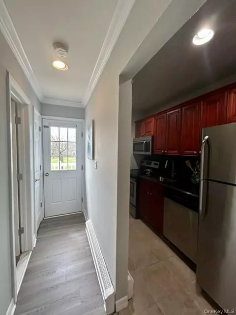 Lake Grove, NY 11755,184 Hallock RD #6B2