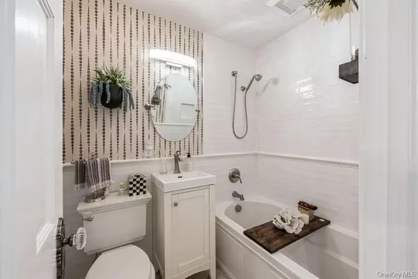 Huntington, NY 11743,15 Briarwood DR