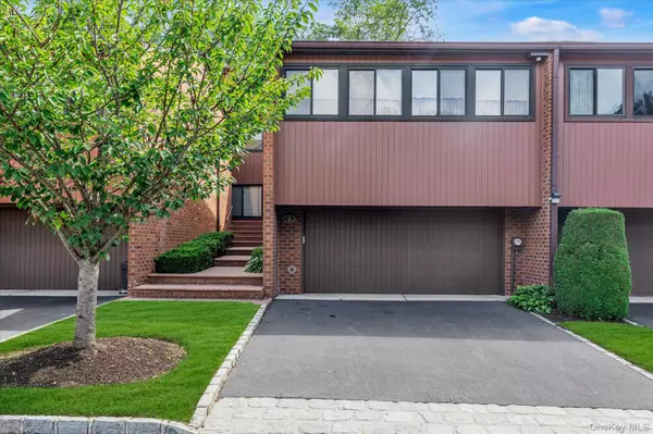 3 Cricket Club DR, Roslyn, NY 11576