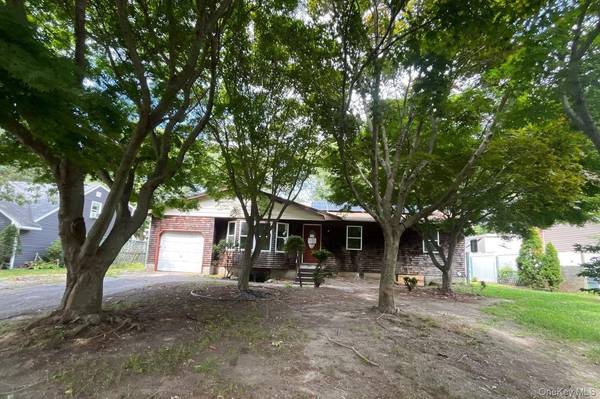 17 Appel DR, Shirley, NY 11967