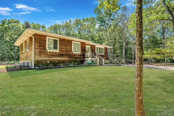 Hampton Bays, NY 11946,3 Emily CT