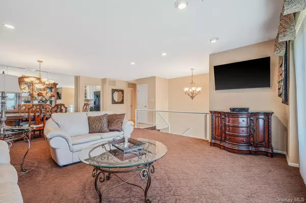 Bellmore, NY 11710,2468 Riviera LN