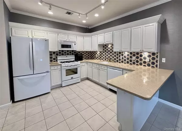 Melville, NY 11747,666 Verona DR