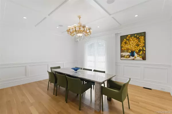 Great Neck, NY 11021,7 Beverly RD