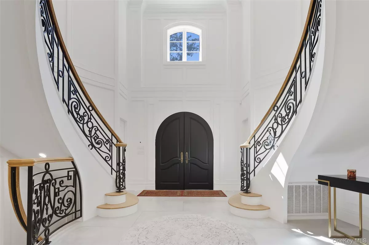 Great Neck, NY 11021,7 Beverly RD