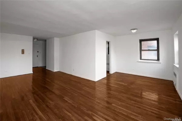 Elmhurst, NY 11373,94-30 58 AVE #3A