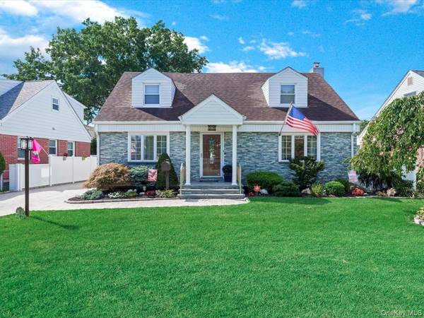 42 Tottenham PL, New Hyde Park, NY 11040