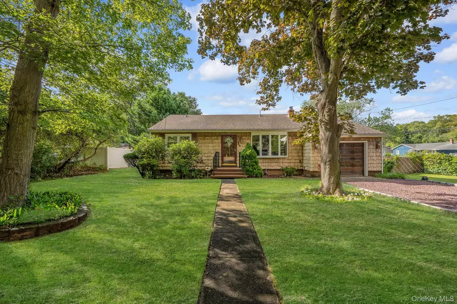 362 W Woodside AVE, Patchogue, NY 11772