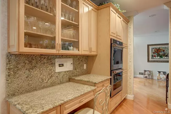 Plainview, NY 11803,18 Hamlet DR
