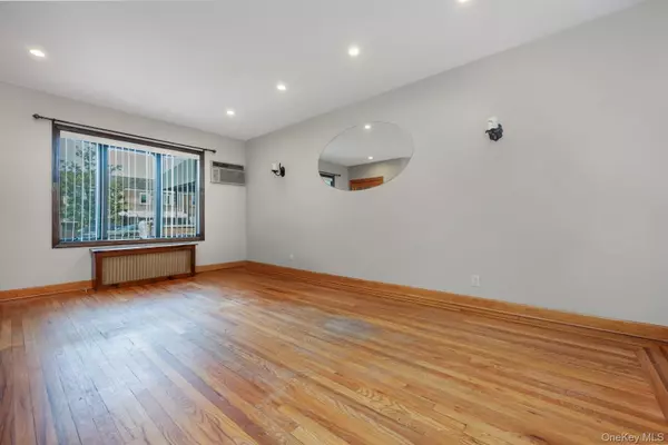 Middle Village, NY 11379,61-33 78 ST