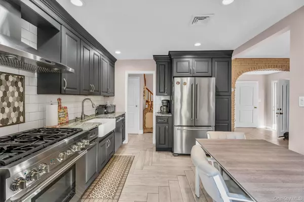 South Huntington, NY 11746,6 Saddler CT