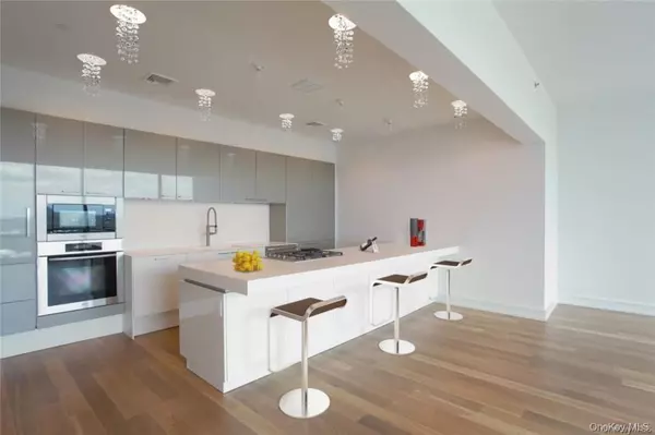 White Plains, NY 10601,1 Renaissance SQ #PH40C