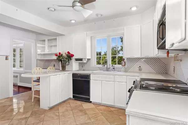 Pelham, NY 10803,889 James ST