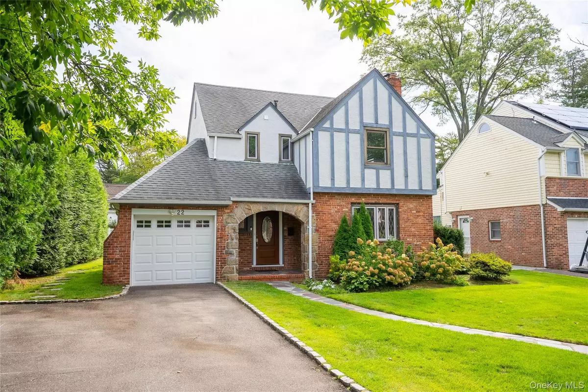 Manhasset, NY 11030,22 Andover LN